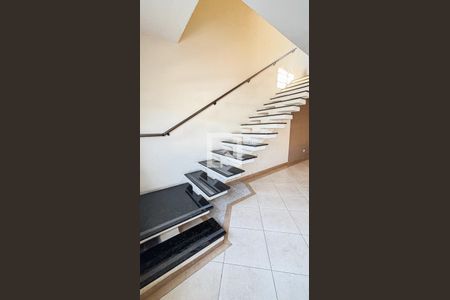 Casa à venda com 269m², 4 quartos e 4 vagas Casa à venda com 269m², 4 quartos e 4 vagasEscada