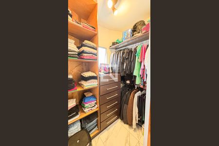 Casa à venda com 269m², 4 quartos e 4 vagas Casa à venda com 269m², 4 quartos e 4 vagasCloset