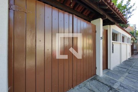 Casa de condomínio à venda com 290m², 4 quartos e 2 vagasFachada