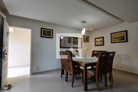 Casa de condomínio à venda com 290m², 4 quartos e 2 vagasSala