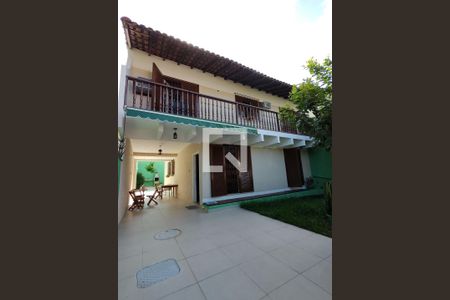 Casa de condomínio à venda com 290m², 4 quartos e 2 vagasFachada