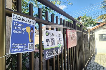 Casa de condomínio à venda com 290m², 4 quartos e 2 vagasFachada e portaria