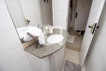 Casa de condomínio à venda com 290m², 4 quartos e 2 vagasLavabo