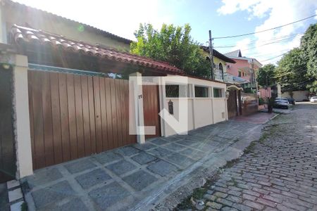 Casa de condomínio à venda com 290m², 4 quartos e 2 vagasFachada