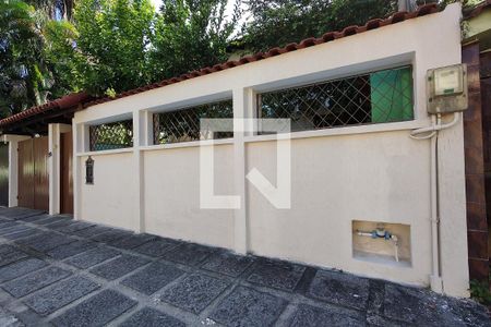 Casa de condomínio à venda com 290m², 4 quartos e 2 vagasFachada