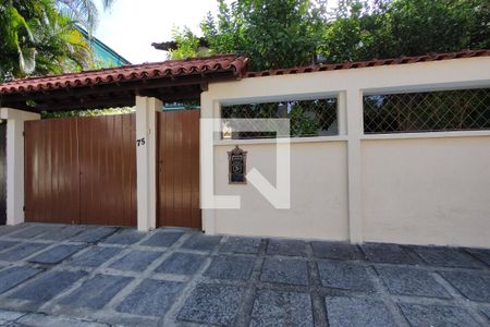 Casa de condomínio à venda com 290m², 4 quartos e 2 vagasFachada
