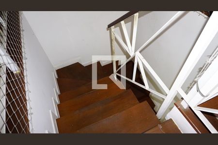 Casa de condomínio à venda com 235m², 4 quartos e 2 vagasEscada terceiro andar