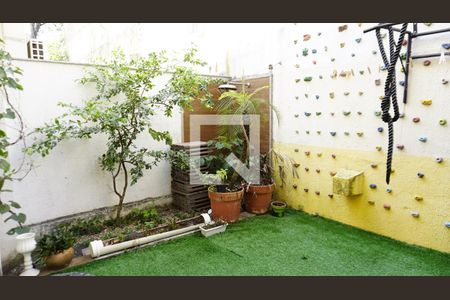 Casa de condomínio à venda com 235m², 4 quartos e 2 vagasQuintal - Fundos