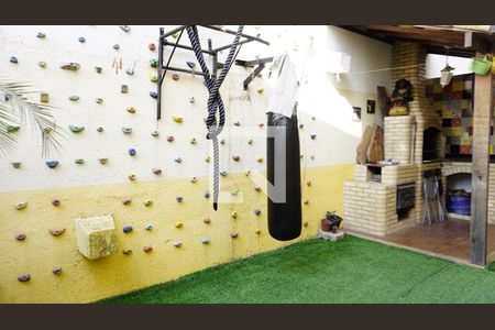 Casa de condomínio à venda com 235m², 4 quartos e 2 vagasQuintal - Fundos