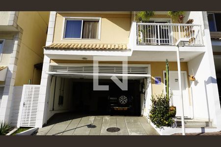 Casa de condomínio à venda com 235m², 4 quartos e 2 vagasFachada da Casa