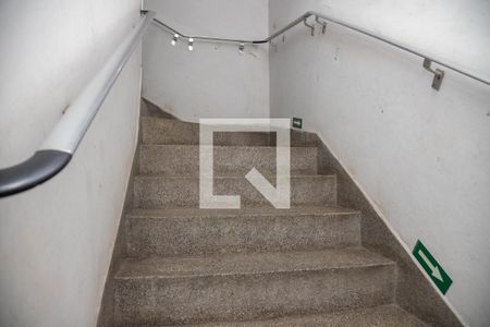 Apartamento à venda com 65m², 2 quartos e 1 vagaEscada do prédio 