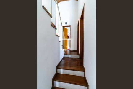 Casa à venda com 180m², 4 quartos e 5 vagasEscada