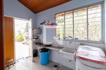 Casa à venda com 180m², 4 quartos e 5 vagasÁrea de serviço 