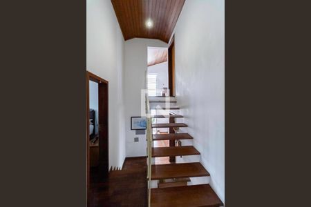 Casa à venda com 180m², 4 quartos e 5 vagasEscada