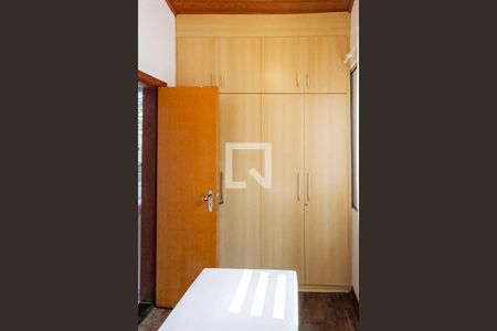 Casa à venda com 180m², 4 quartos e 5 vagasQuarto de serviço