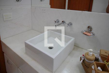 Casa à venda com 500m², 7 quartos e 5 vagasBanheiro da Suíte 2