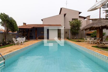 Casa à venda com 410m², 4 quartos e 6 vagas Casa à venda com 410m², 4 quartos e 6 vagasÁrea comum