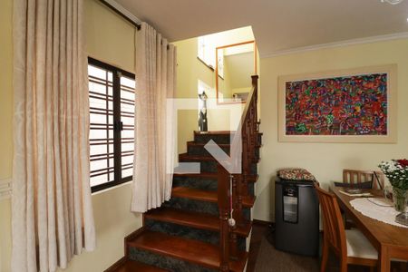 Casa à venda com 200m², 4 quartos e 5 vagasEscada