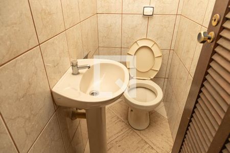 Casa à venda com 305m², 4 quartos e 3 vagas Casa à venda com 305m², 4 quartos e 3 vagasBanheiro de serviço