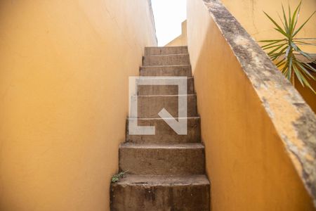 Casa à venda com 305m², 4 quartos e 3 vagas Casa à venda com 305m², 4 quartos e 3 vagasEscada para o salão