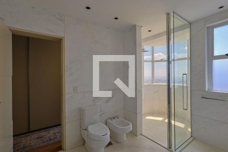 Apartamento à venda com 315m², 3 quartos e 4 vagasBanheiro - Quarto 2