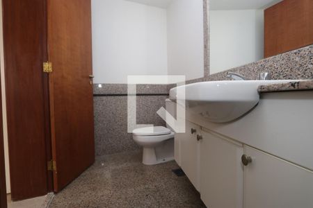 Apartamento à venda com 224m², 4 quartos e 4 vagasBanheiro da Suíte 2