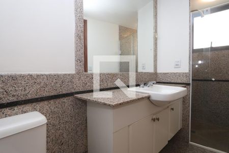 Apartamento à venda com 224m², 4 quartos e 4 vagasBanheiro da Suíte 2