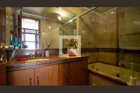 Apartamento à venda com 345m², 5 quartos e 4 vagasBanheiro da Suíte 2