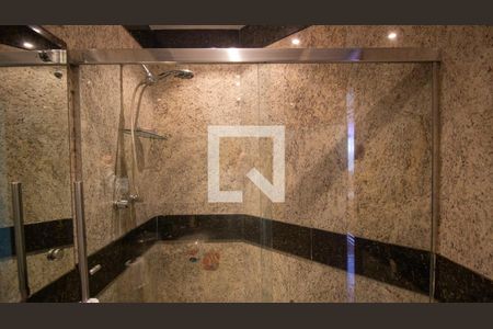 Apartamento à venda com 345m², 5 quartos e 4 vagasBanheiro da Suíte 1