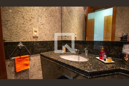 Apartamento à venda com 345m², 5 quartos e 4 vagasBanheiro da Suíte 1