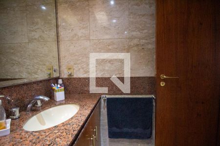 Apartamento à venda com 345m², 5 quartos e 4 vagasBanheiro da Suíte 4