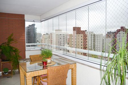 Apartamento à venda com 221m², 4 quartos e 4 vagas Apartamento à venda com 221m², 4 quartos e 4 vagasVaranda