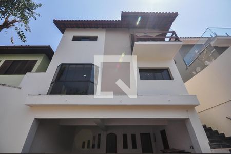 Casa para alugar com 340m², 4 quartos e 5 vagasFachada