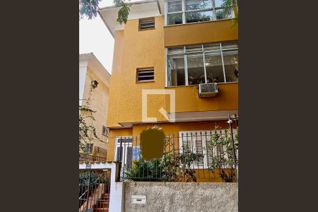 Apartamento à venda com 105m², 3 quartos e sem vagaFachada com cartaz QA