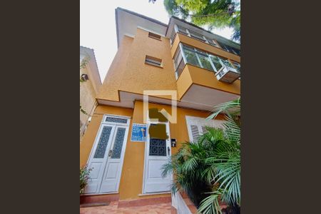 Apartamento à venda com 105m², 3 quartos e sem vagaFachada com cartaz QA