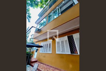 Apartamento à venda com 105m², 3 quartos e sem vagaFachada com cartaz QA