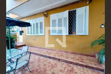 Apartamento à venda com 105m², 3 quartos e sem vagaFachada com cartaz QA