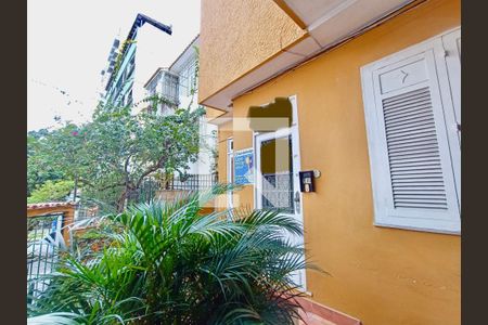 Apartamento à venda com 105m², 3 quartos e sem vagaFachada com cartaz QA