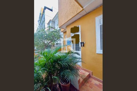 Apartamento à venda com 105m², 3 quartos e sem vagaFachada com cartaz QA