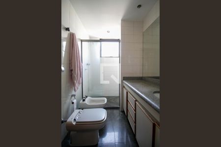 Apartamento à venda com 240m², 4 quartos e 3 vagasBanheiro da Suíte 1