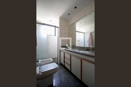 Apartamento à venda com 240m², 4 quartos e 3 vagasBanheiro da Suíte 1