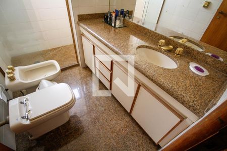 Apartamento à venda com 240m², 4 quartos e 3 vagasBanheiro da Suíte 2