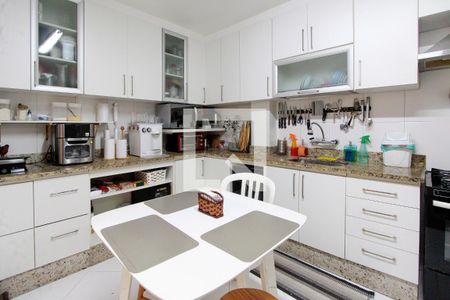 Apartamento à venda com 200m², 4 quartos e 2 vagas Apartamento à venda com 200m², 4 quartos e 2 vagasCozinha