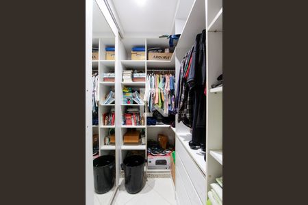 Apartamento à venda com 200m², 4 quartos e 2 vagas Apartamento à venda com 200m², 4 quartos e 2 vagasCloset Quarto 1 suíte