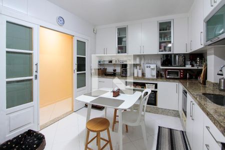Apartamento à venda com 200m², 4 quartos e 2 vagas Apartamento à venda com 200m², 4 quartos e 2 vagasCozinha
