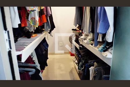 Casa de condomínio à venda com 240m², 3 quartos e 1 vagaCloset Suite 3