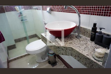 Casa de condomínio à venda com 240m², 3 quartos e 1 vagaBanheiro suite 2