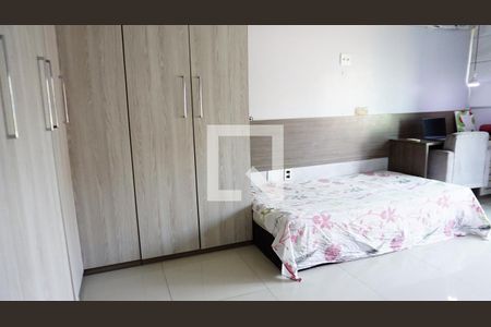 Casa de condomínio à venda com 240m², 3 quartos e 1 vagaSuite 2