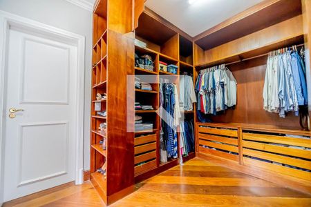 Casa de condomínio à venda com 667m², 4 quartos e 6 vagasCloset