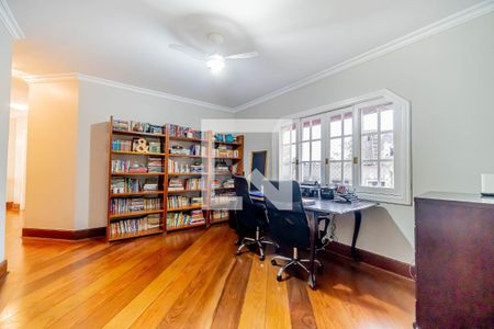 Casa de condomínio à venda com 667m², 4 quartos e 6 vagasEscritório